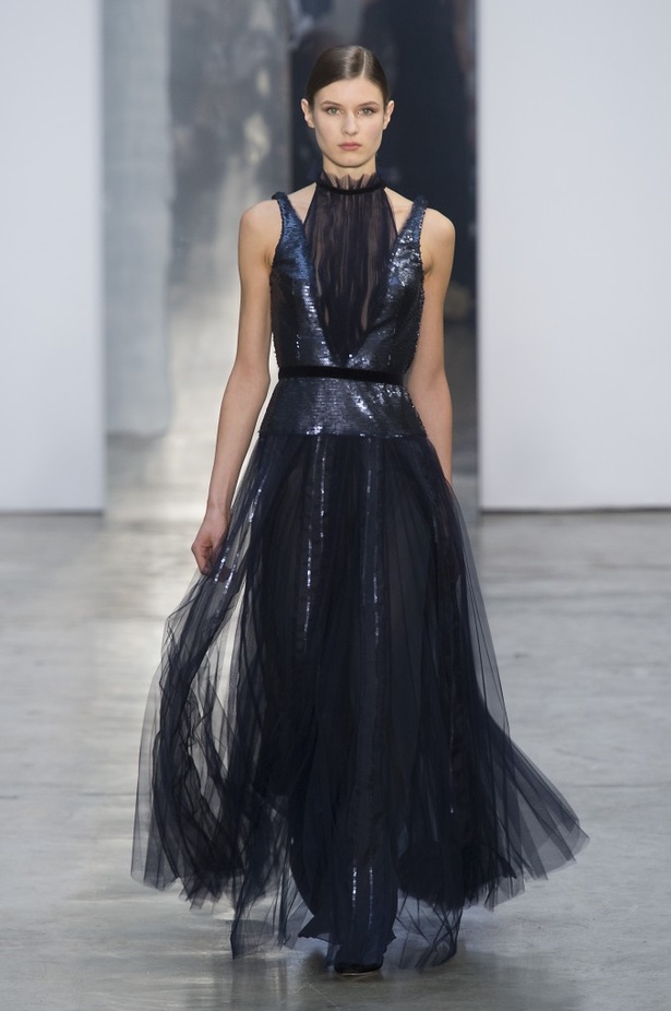 كارولينا هيريرا تقدّم تصاميم كلاسيكية لخريف وشتاء 2017