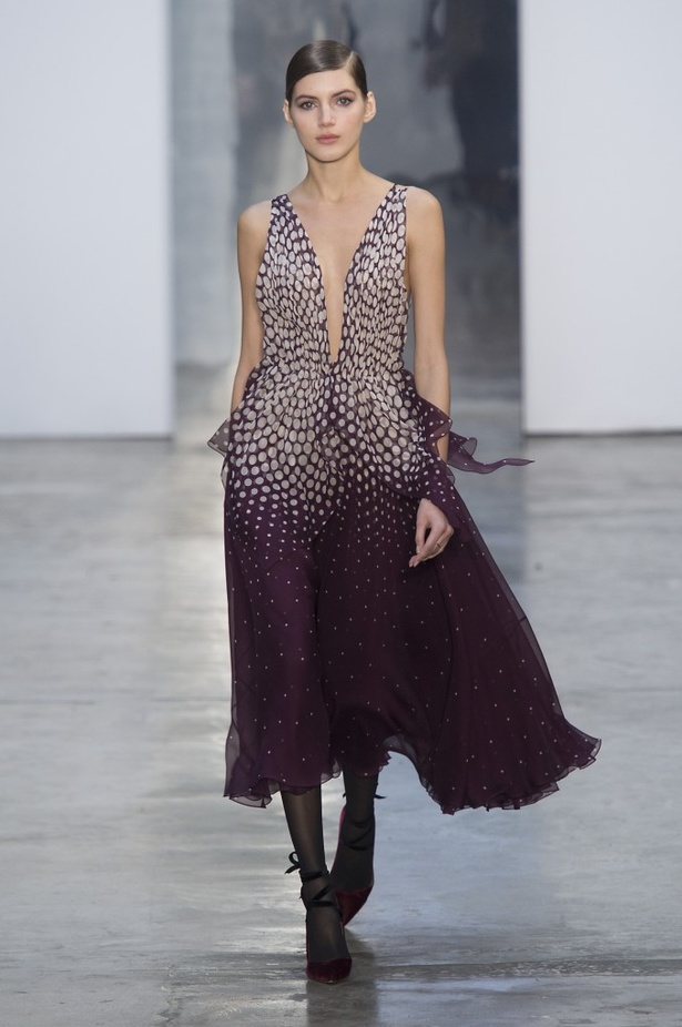 كارولينا هيريرا تقدّم تصاميم كلاسيكية لخريف وشتاء 2017