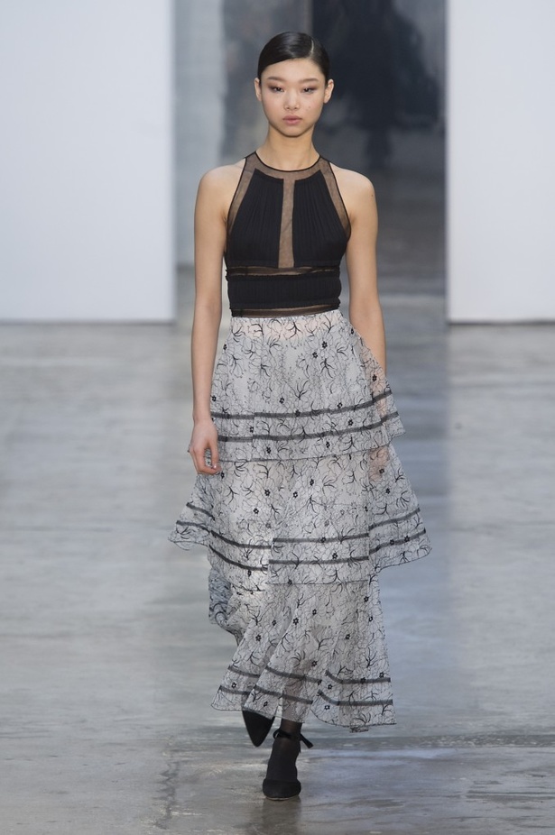 كارولينا هيريرا تقدّم تصاميم كلاسيكية لخريف وشتاء 2017