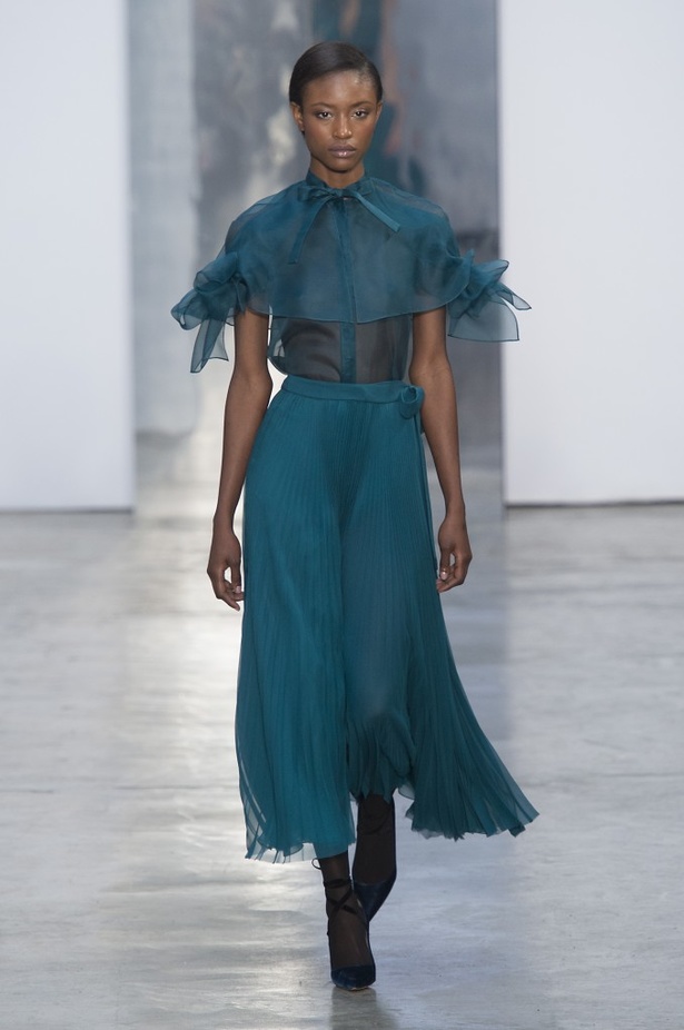 كارولينا هيريرا تقدّم تصاميم كلاسيكية لخريف وشتاء 2017