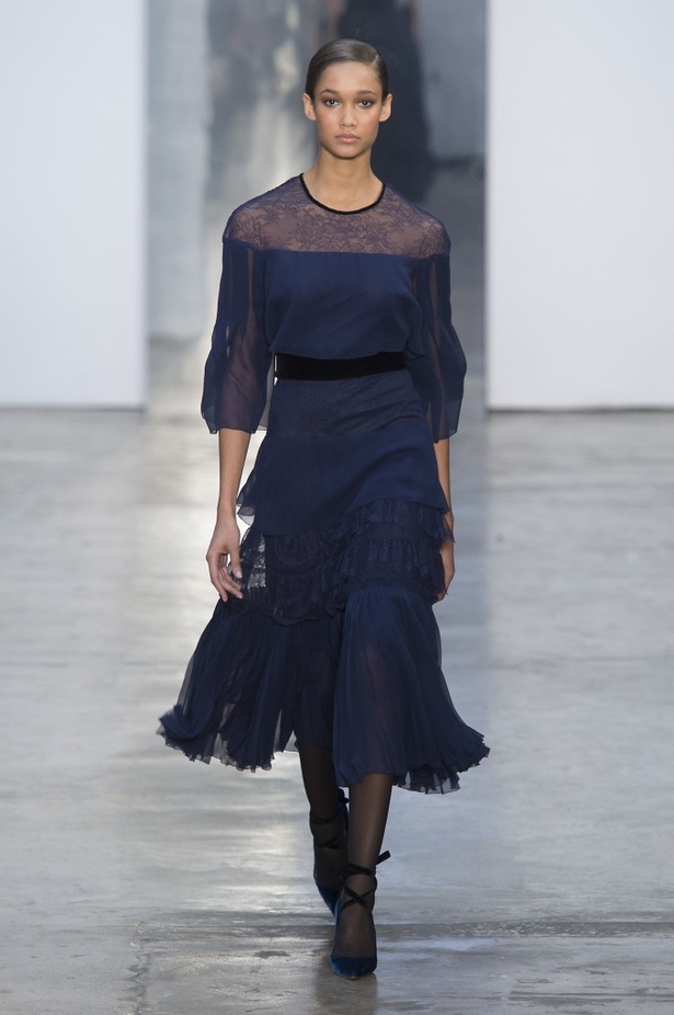 كارولينا هيريرا تقدّم تصاميم كلاسيكية لخريف وشتاء 2017