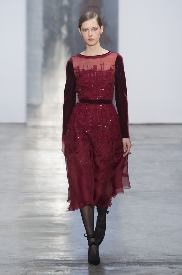 كارولينا هيريرا تقدّم تصاميم كلاسيكية لخريف وشتاء 2017