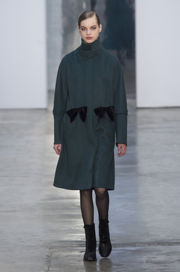 كارولينا هيريرا تقدّم تصاميم كلاسيكية لخريف وشتاء 2017