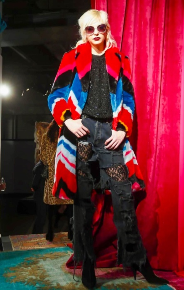 أزياء متعددة الألوان من أليس أند أوليفيا لخريف وشتاء 2017