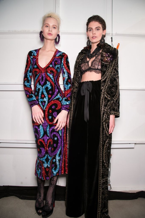 أزياء متعددة الألوان من أليس أند أوليفيا لخريف وشتاء 2017