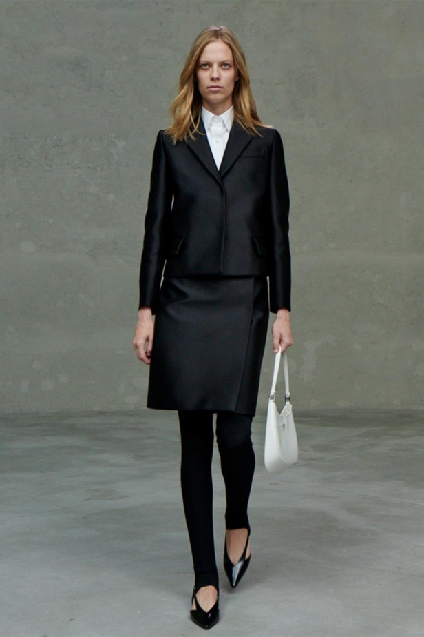 عرض PRADA لمجموعة resort 2021 خلال أسبوع الموضة في ميلانو