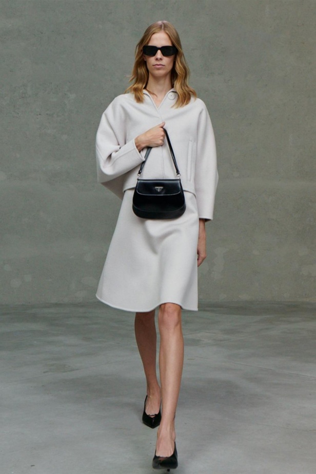 عرض PRADA لمجموعة resort 2021 خلال أسبوع الموضة في ميلانو