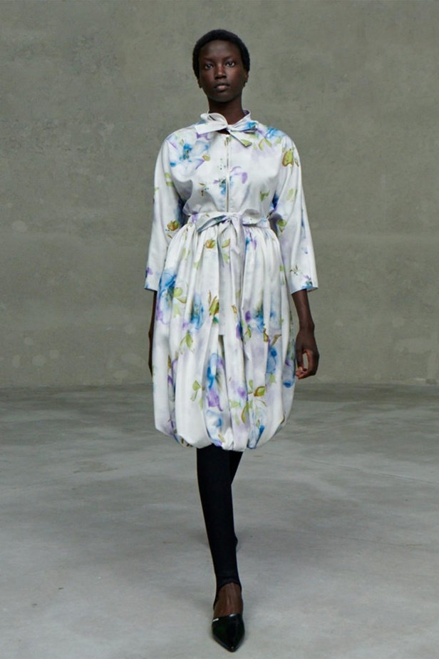 عرض PRADA لمجموعة resort 2021 خلال أسبوع الموضة في ميلانو