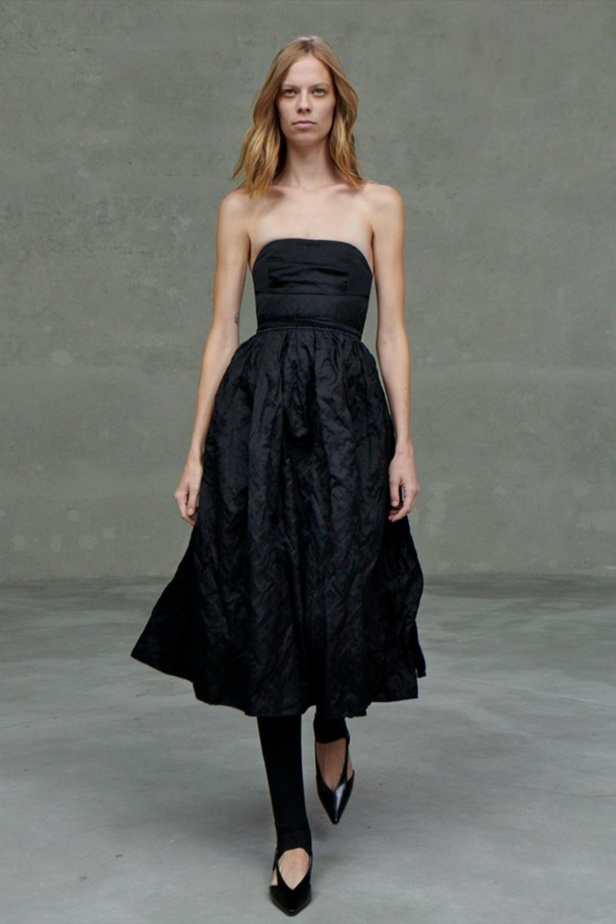 عرض PRADA لمجموعة resort 2021 خلال أسبوع الموضة في ميلانو