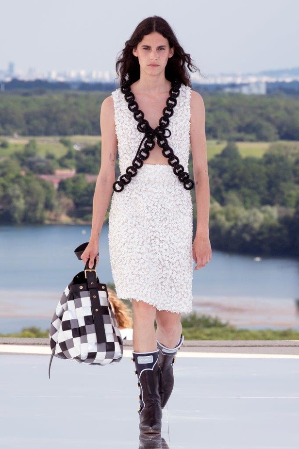 صور عرض أزياء مجموعة لويس فيتون Louis Vuitton كروزر 2022