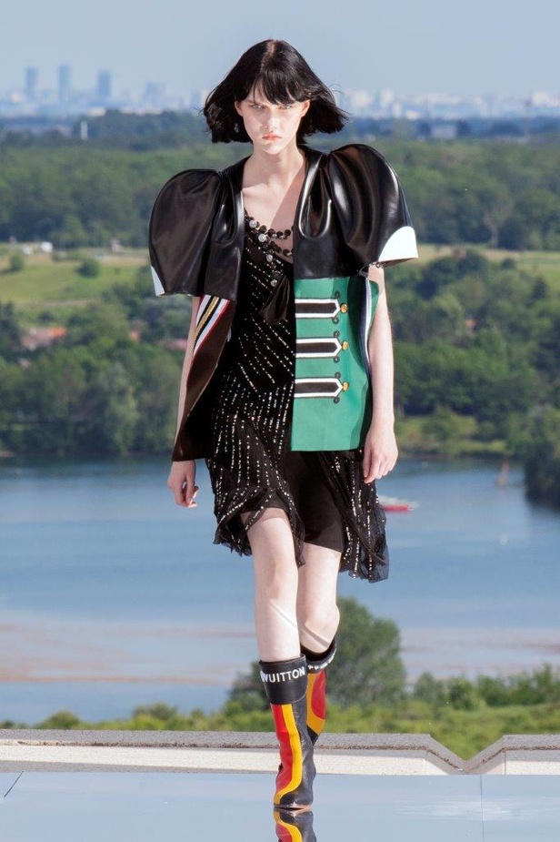 صور عرض أزياء مجموعة لويس فيتون Louis Vuitton كروزر 2022