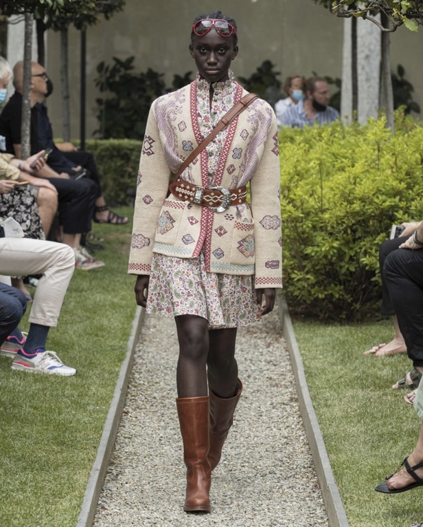 صور عرض ازياء مجموعة ETRO كروز 2021 في ميلانو 