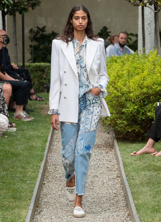 صور عرض ازياء مجموعة ETRO كروز 2021 في ميلانو 