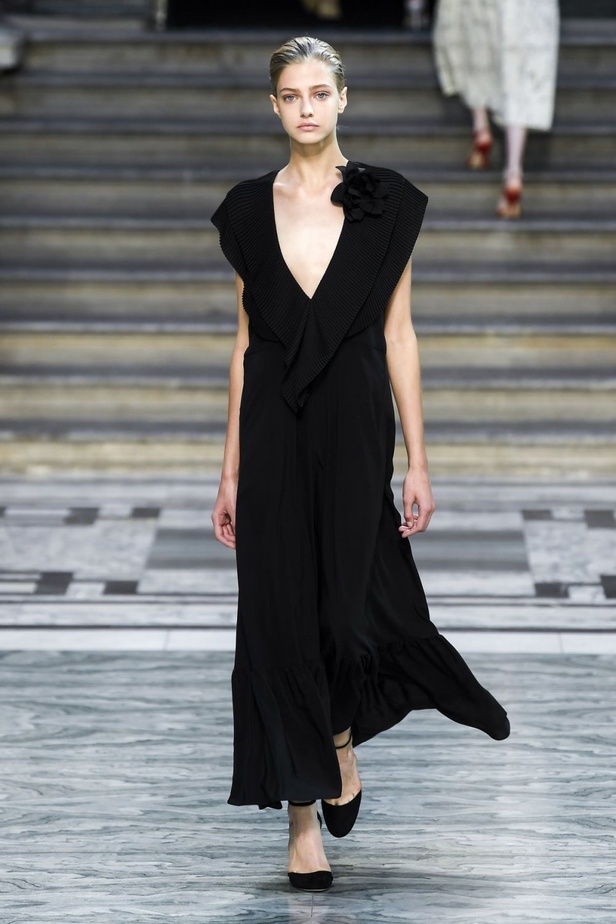 اسبوع الموضة في لندن 2019  عرض أزياء VICTORIA BECKHAM لربيع وصيف 2020