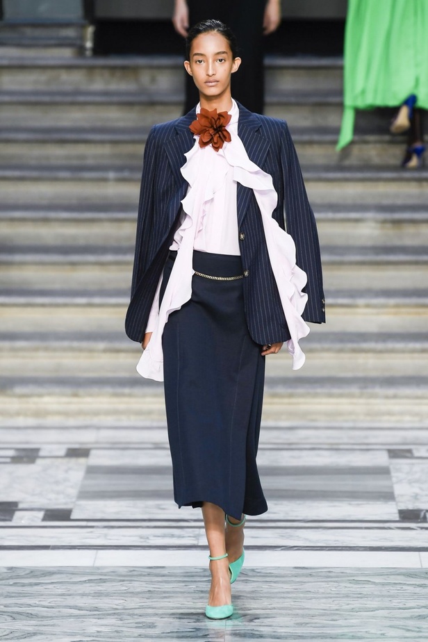 اسبوع الموضة في لندن 2019  عرض أزياء VICTORIA BECKHAM لربيع وصيف 2020