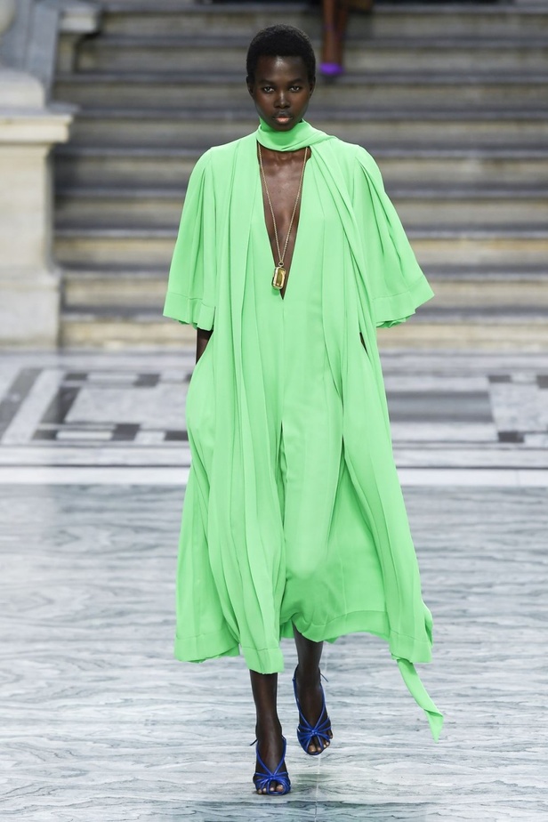 اسبوع الموضة في لندن 2019  عرض أزياء VICTORIA BECKHAM لربيع وصيف 2020