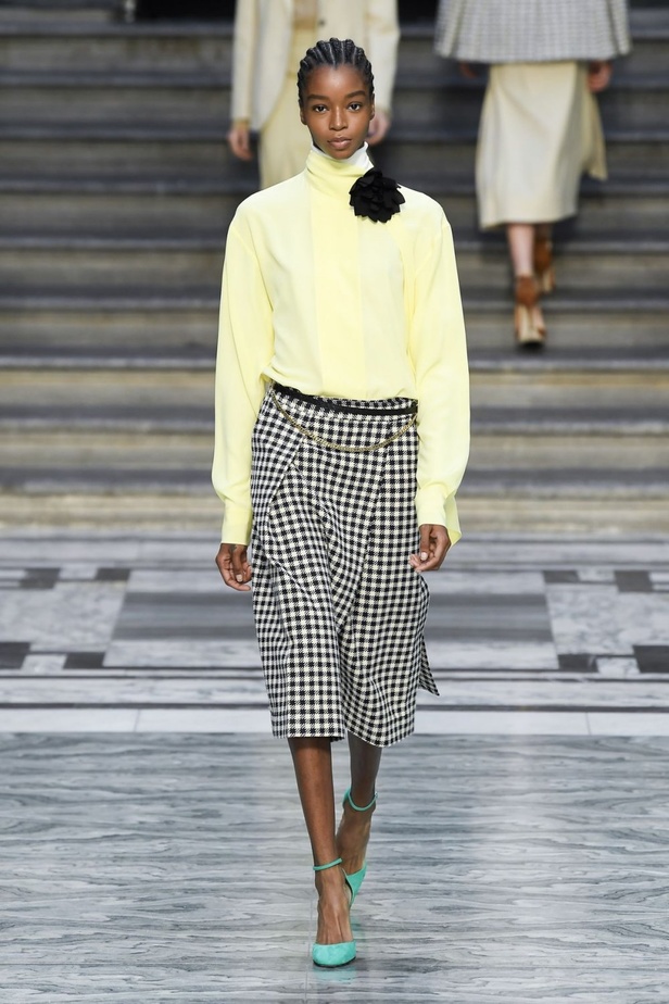 اسبوع الموضة في لندن 2019  عرض أزياء VICTORIA BECKHAM لربيع وصيف 2020