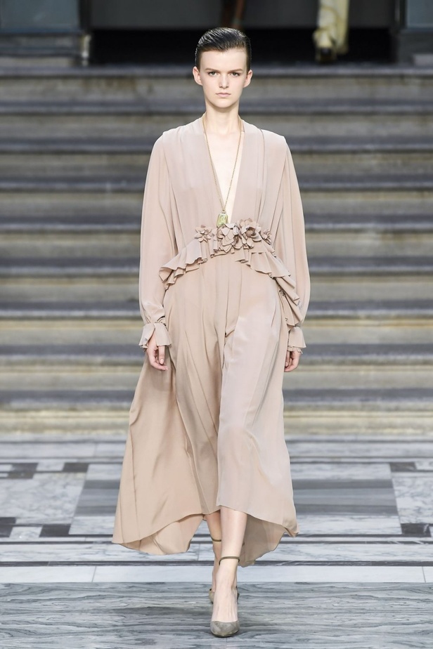 اسبوع الموضة في لندن 2019  عرض أزياء VICTORIA BECKHAM لربيع وصيف 2020