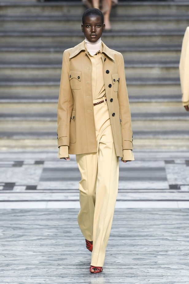 اسبوع الموضة في لندن 2019  عرض أزياء VICTORIA BECKHAM لربيع وصيف 2020