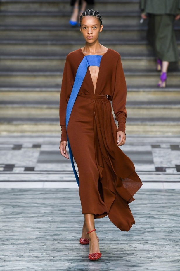 اسبوع الموضة في لندن 2019  عرض أزياء VICTORIA BECKHAM لربيع وصيف 2020