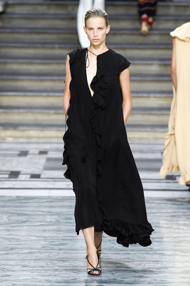 اسبوع الموضة في لندن 2019  عرض أزياء VICTORIA BECKHAM لربيع وصيف 2020