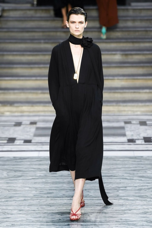اسبوع الموضة في لندن 2019  عرض أزياء VICTORIA BECKHAM لربيع وصيف 2020