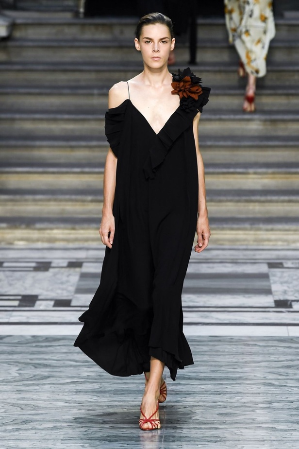 اسبوع الموضة في لندن 2019  عرض أزياء VICTORIA BECKHAM لربيع وصيف 2020