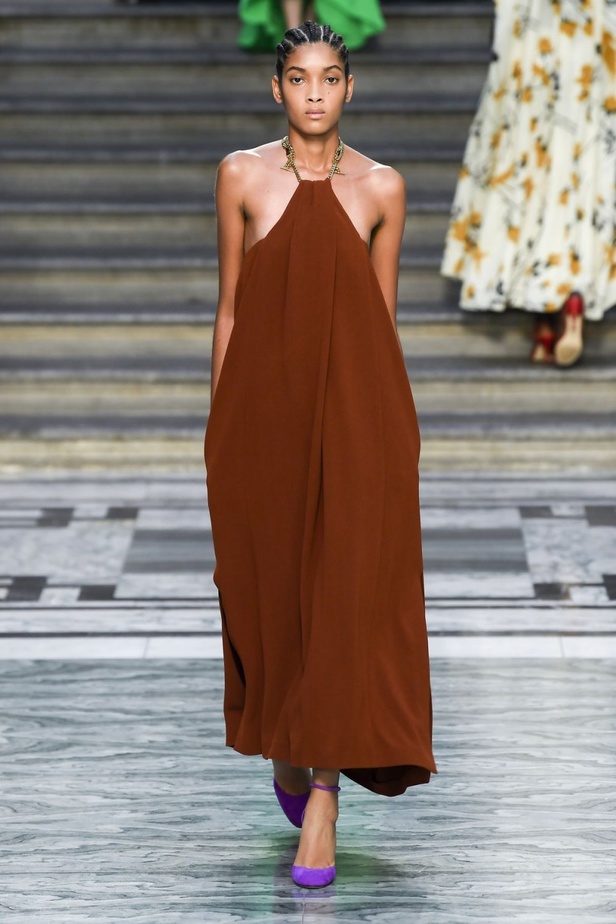 اسبوع الموضة في لندن 2019  عرض أزياء VICTORIA BECKHAM لربيع وصيف 2020