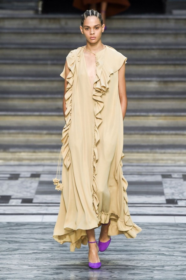 اسبوع الموضة في لندن 2019  عرض أزياء VICTORIA BECKHAM لربيع وصيف 2020