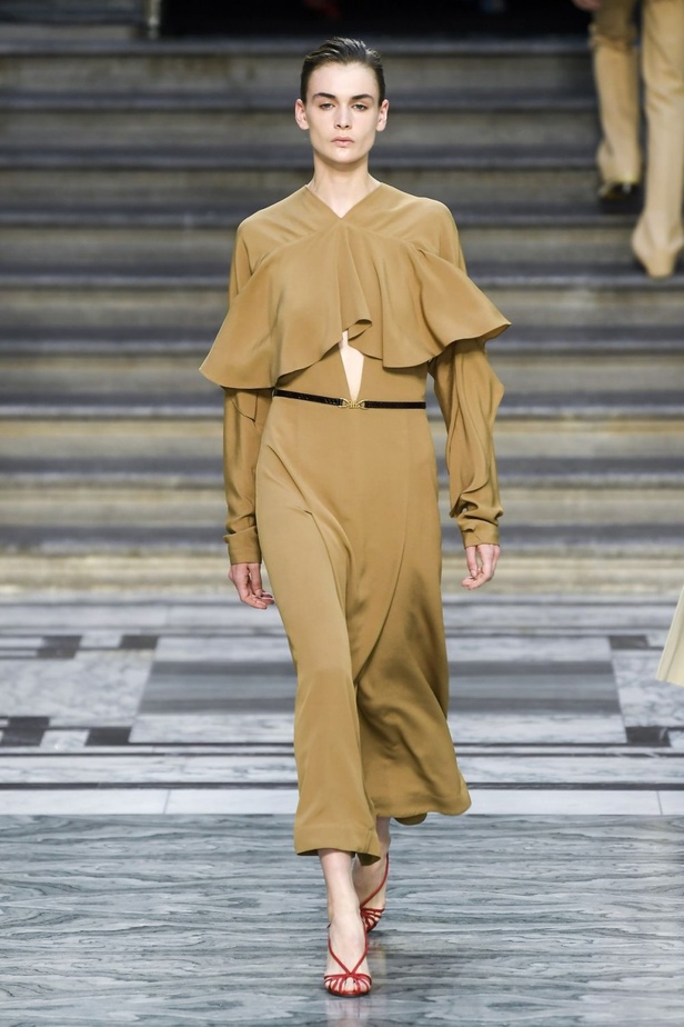 اسبوع الموضة في لندن 2019  عرض أزياء VICTORIA BECKHAM لربيع وصيف 2020