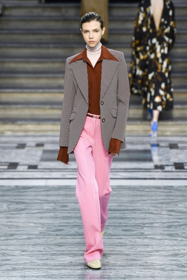 اسبوع الموضة في لندن 2019  عرض أزياء VICTORIA BECKHAM لربيع وصيف 2020