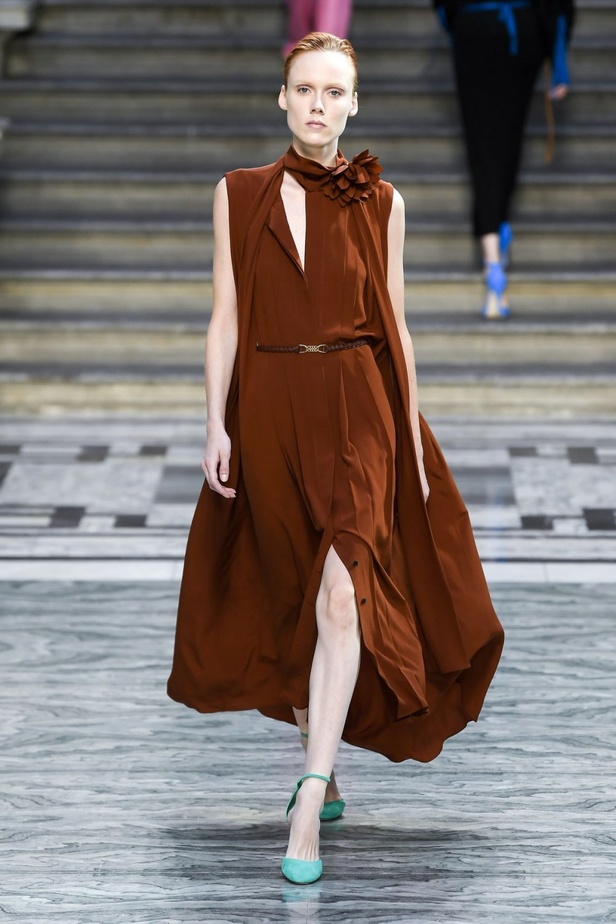 اسبوع الموضة في لندن 2019  عرض أزياء VICTORIA BECKHAM لربيع وصيف 2020