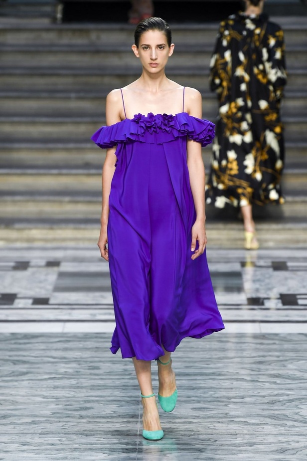 اسبوع الموضة في لندن 2019  عرض أزياء VICTORIA BECKHAM لربيع وصيف 2020