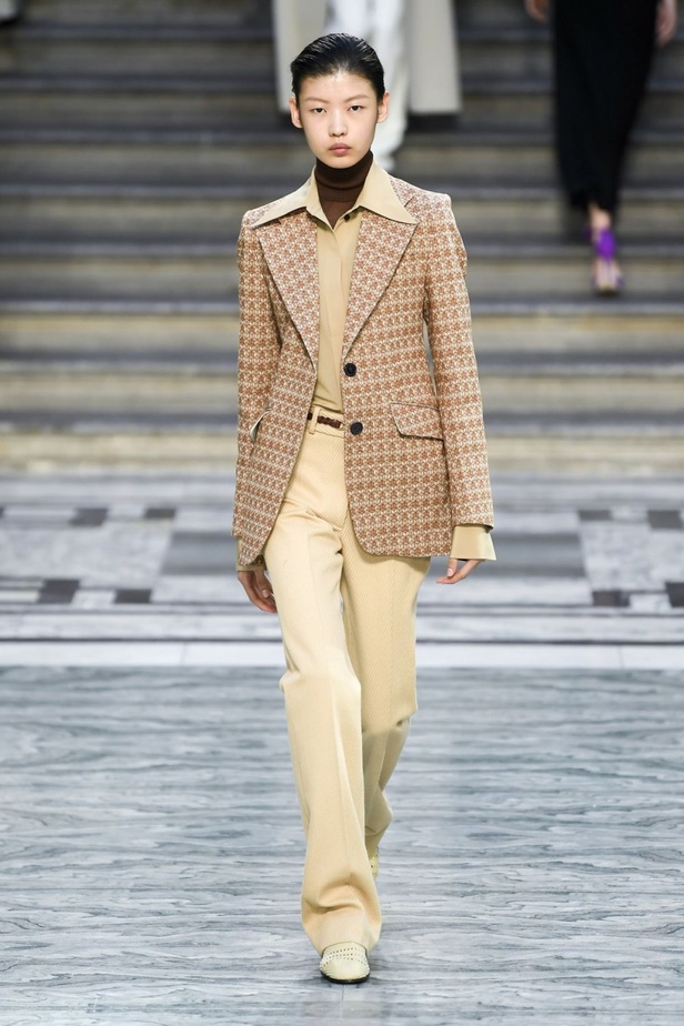 اسبوع الموضة في لندن 2019  عرض أزياء VICTORIA BECKHAM لربيع وصيف 2020