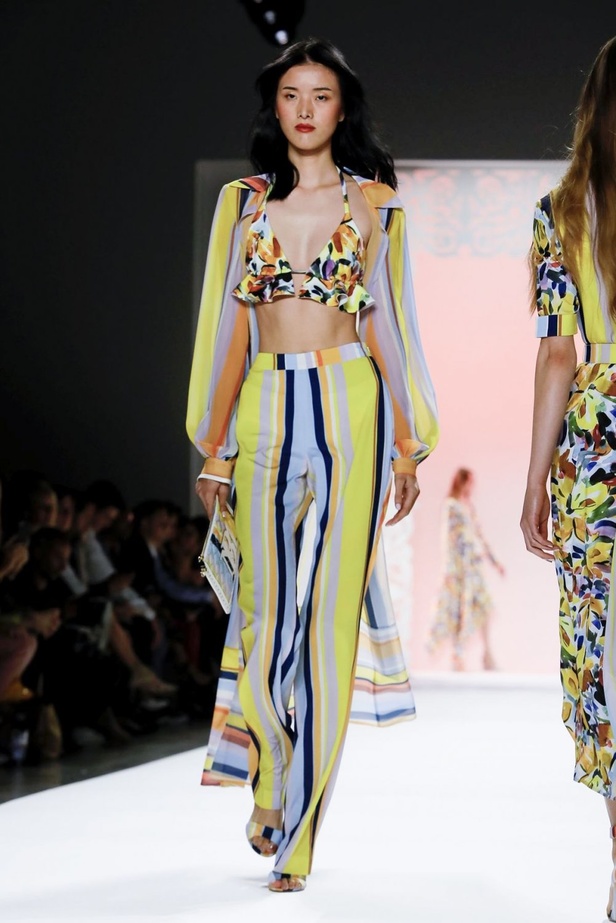 اسبوع الموضة في نيويورك 2019 عرض مجموعة  badgley mischka ربيع وصيف 2020