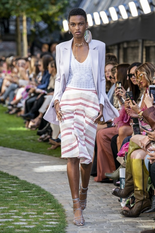 اسبوع الموضة في لندن 2019 عرض أزياء رولان موريه ربيع وصيف 2020