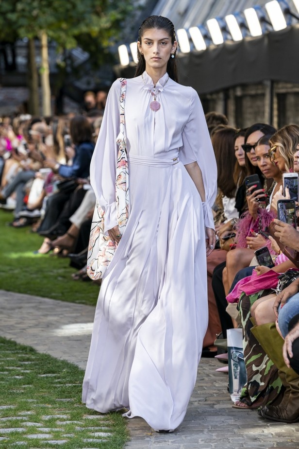 اسبوع الموضة في لندن 2019 عرض أزياء رولان موريه ربيع وصيف 2020