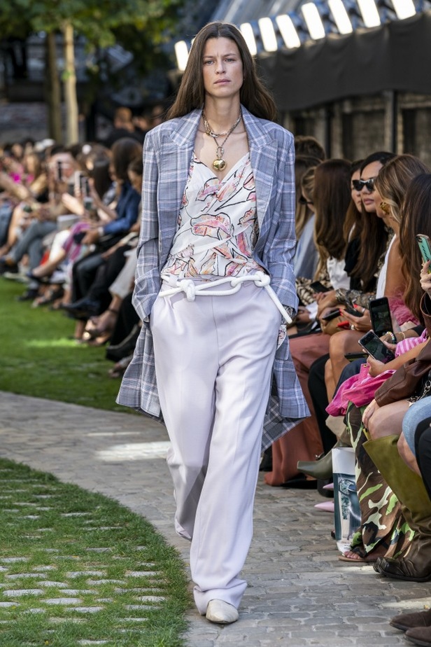 اسبوع الموضة في لندن 2019 عرض أزياء رولان موريه ربيع وصيف 2020