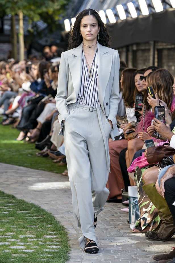 اسبوع الموضة في لندن 2019 عرض أزياء رولان موريه ربيع وصيف 2020