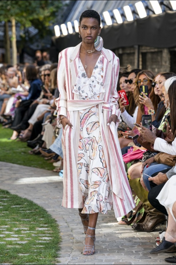 اسبوع الموضة في لندن 2019 عرض أزياء رولان موريه ربيع وصيف 2020