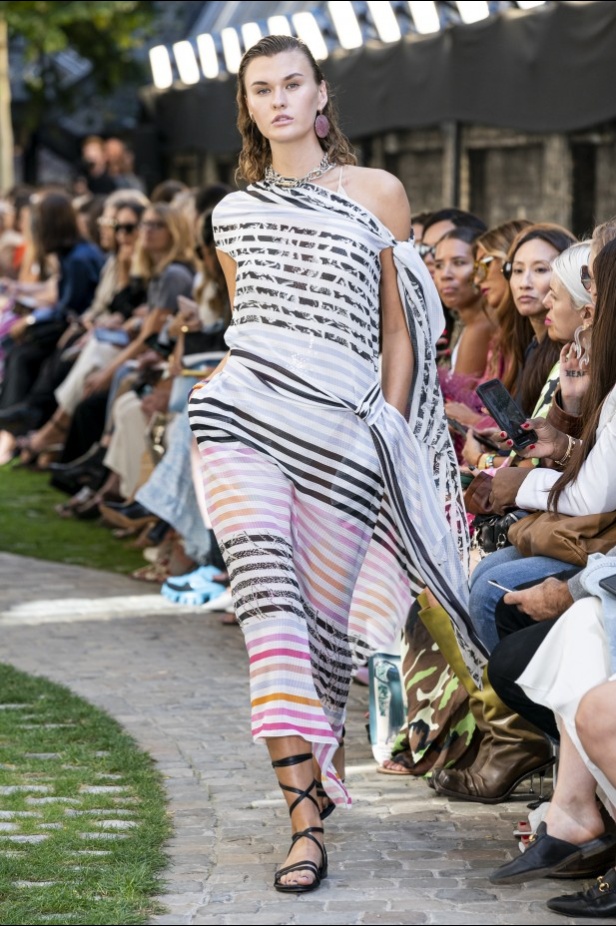 اسبوع الموضة في لندن 2019 عرض أزياء رولان موريه ربيع وصيف 2020