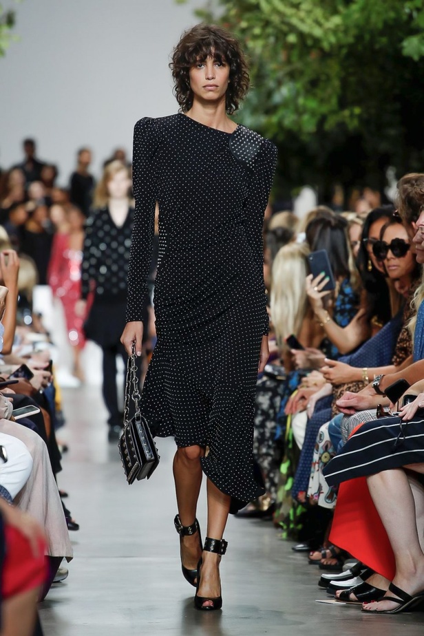 أسبوع الموضة في نيويورك 2019 .. عرض أحدث موديلات شنط Michael Kors
