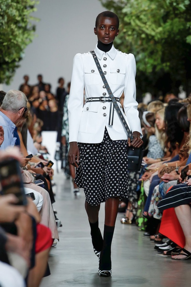 أسبوع الموضة في نيويورك 2019 .. عرض أحدث موديلات شنط Michael Kors