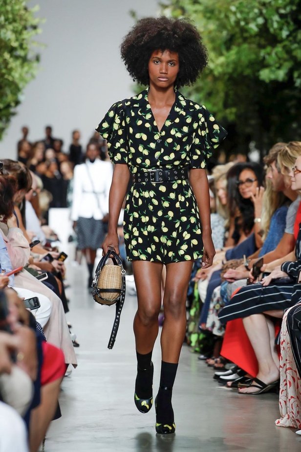 أسبوع الموضة في نيويورك 2019 .. عرض أحدث موديلات شنط Michael Kors