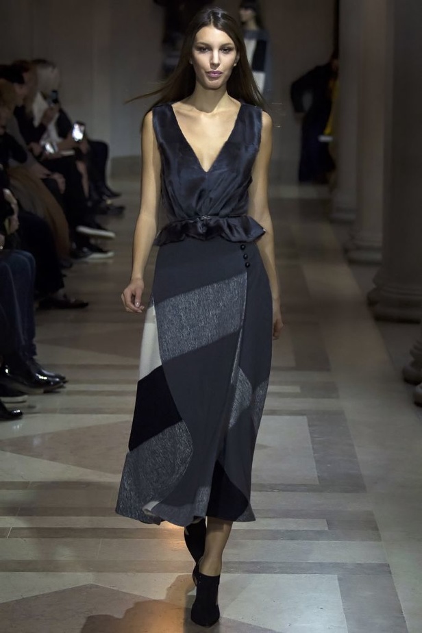 الفساتين بأشكالها وألوانها تغزو عرض كارولينا هيريرا