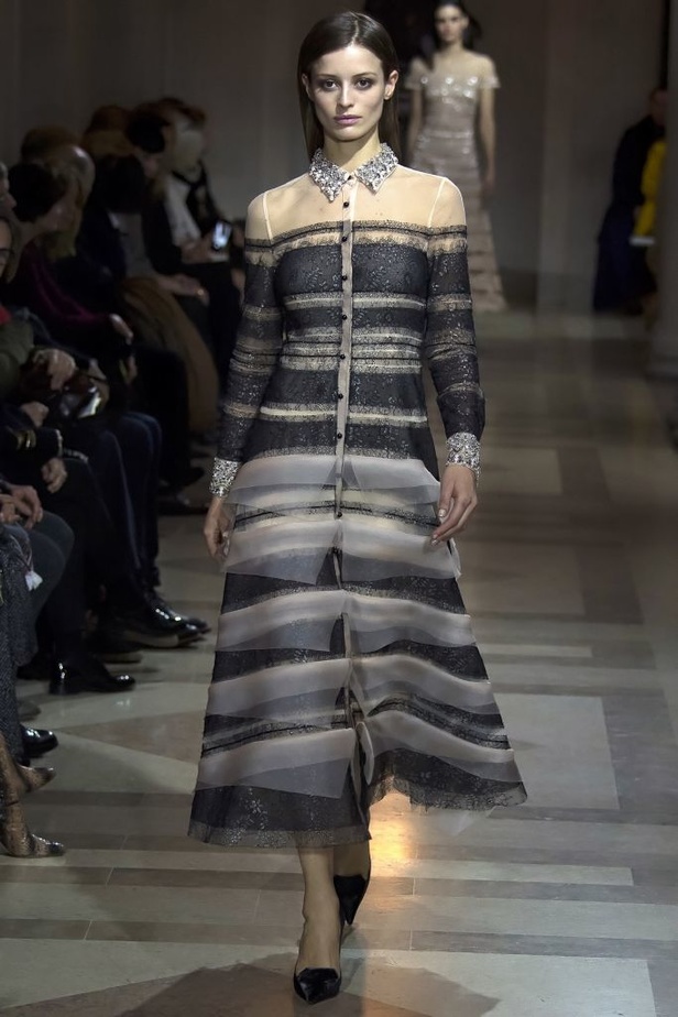 الفساتين بأشكالها وألوانها تغزو عرض كارولينا هيريرا