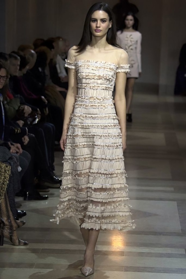 الفساتين بأشكالها وألوانها تغزو عرض كارولينا هيريرا