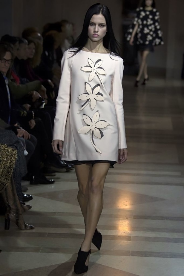 الفساتين بأشكالها وألوانها تغزو عرض كارولينا هيريرا