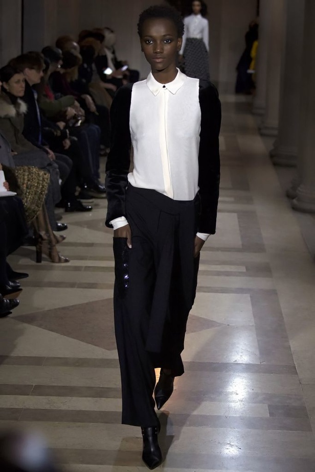 الفساتين بأشكالها وألوانها تغزو عرض كارولينا هيريرا