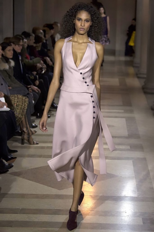 الفساتين بأشكالها وألوانها تغزو عرض كارولينا هيريرا